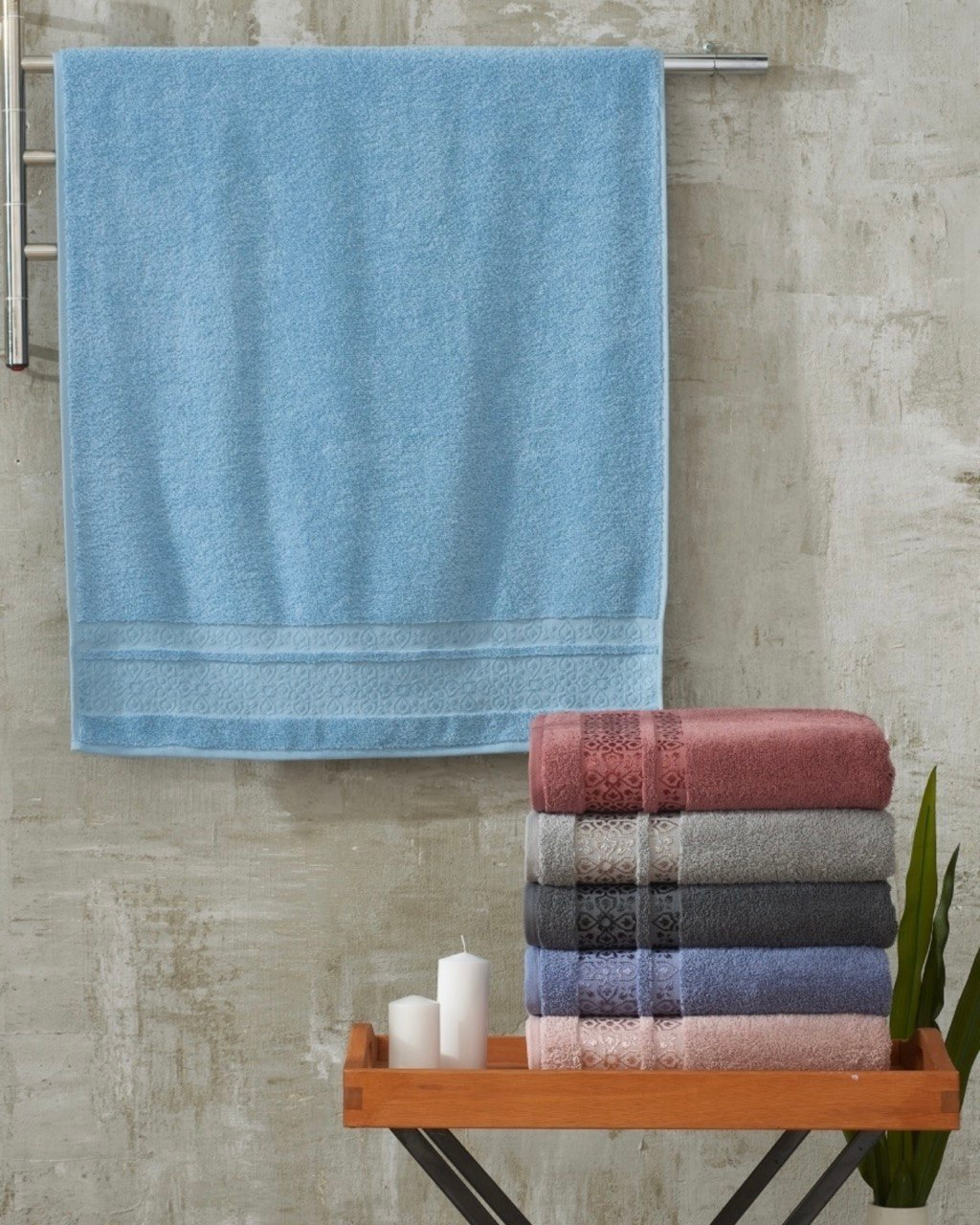 Разноцветные полотенца в ванной