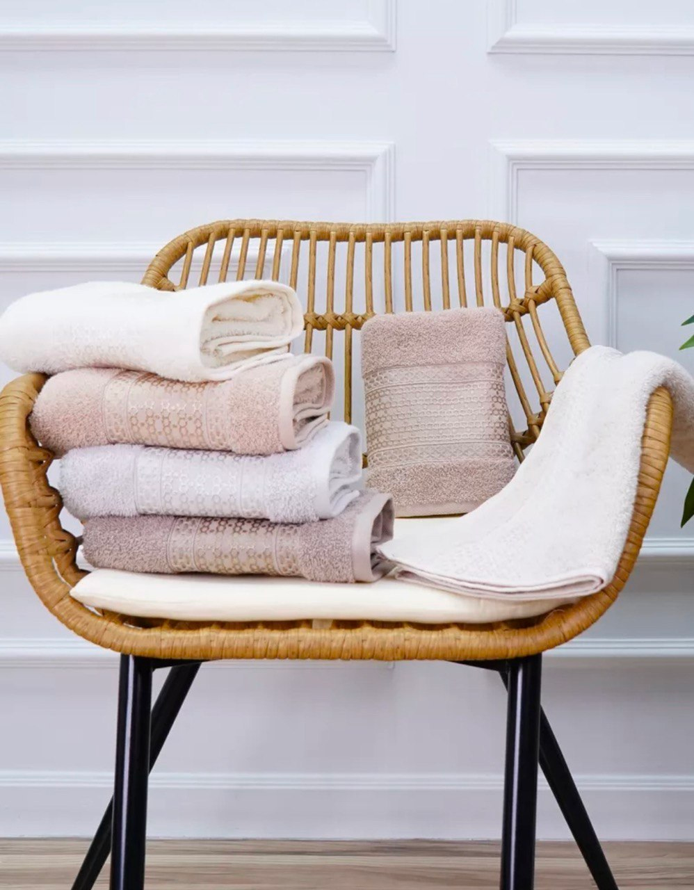 Премиум махровые полотенца на кресле